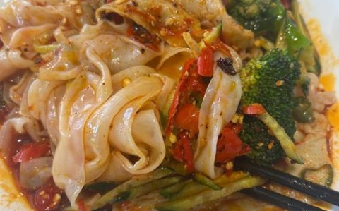 凉皮的做法视频（自制凉皮的做法视频）