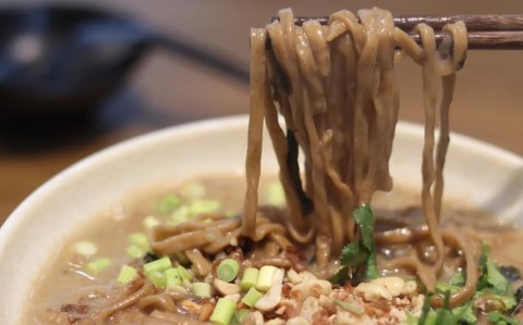 山野菜杂面条的做法（李记山野菜杂面条做法）