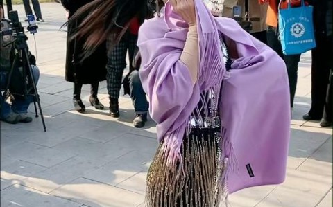 大妈跳广场舞甩飞假牙（抖音大妈甩肩舞）