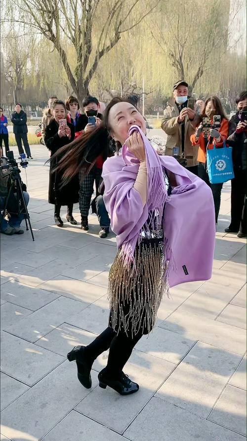 大妈跳广场舞甩飞假牙(抖音大妈甩肩舞)