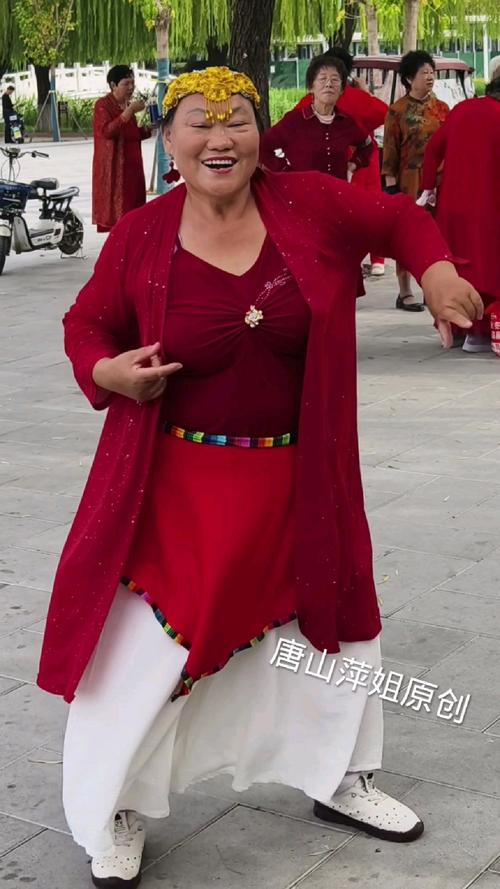 大妈跳广场舞甩飞假牙(抖音大妈甩肩舞)