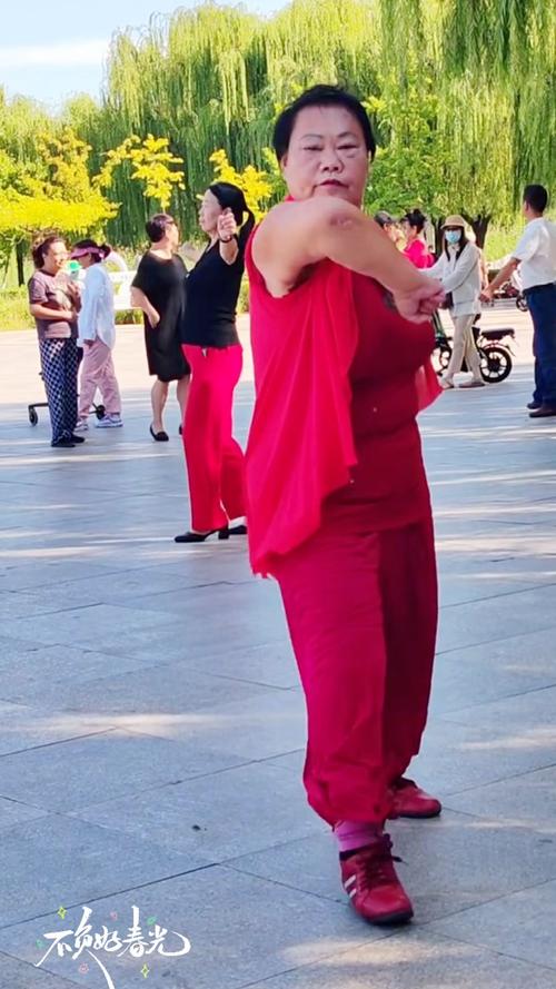 大妈跳广场舞甩飞假牙(抖音大妈甩肩舞)