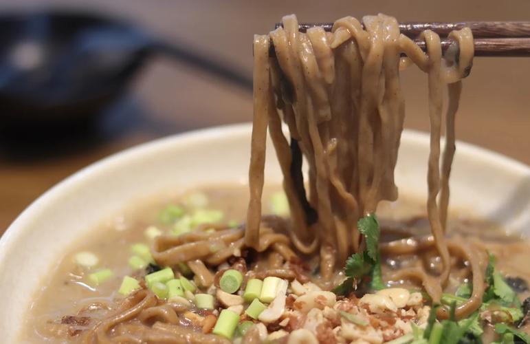 山野菜杂面条的做法(李记山野菜杂面条做法)